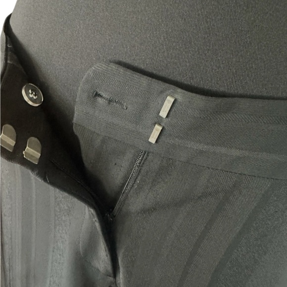 Elie Tahari 2pc. Tailored Suit with Black Detail Striping Size 4 - Picture 2 of 8